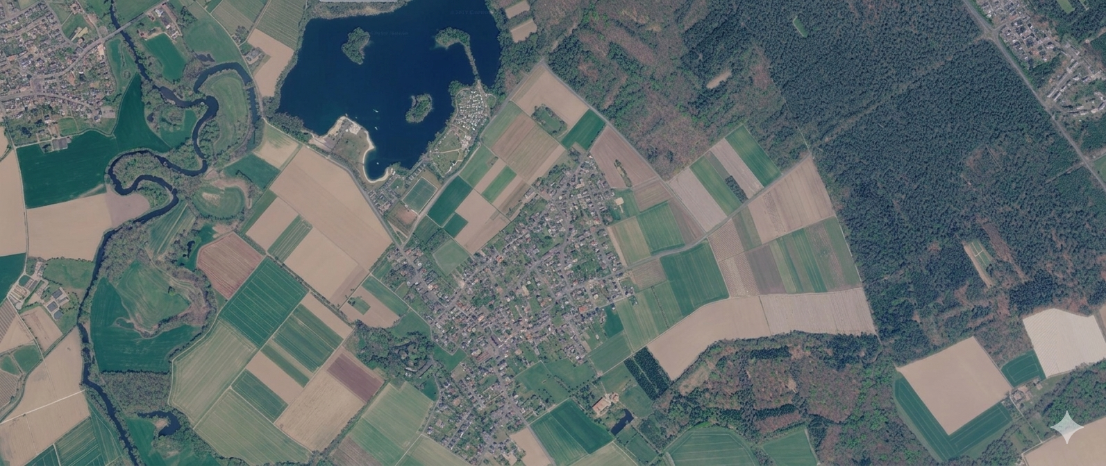 Luftbild von Effeld mit dem Effelder Waldsee